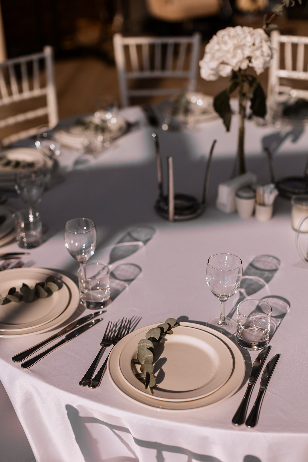  Свадебная пара с пионовым букетом в августе  