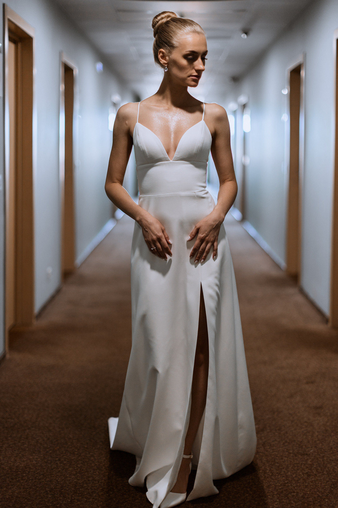  Молодожены у кабриолета в центре Москвы  