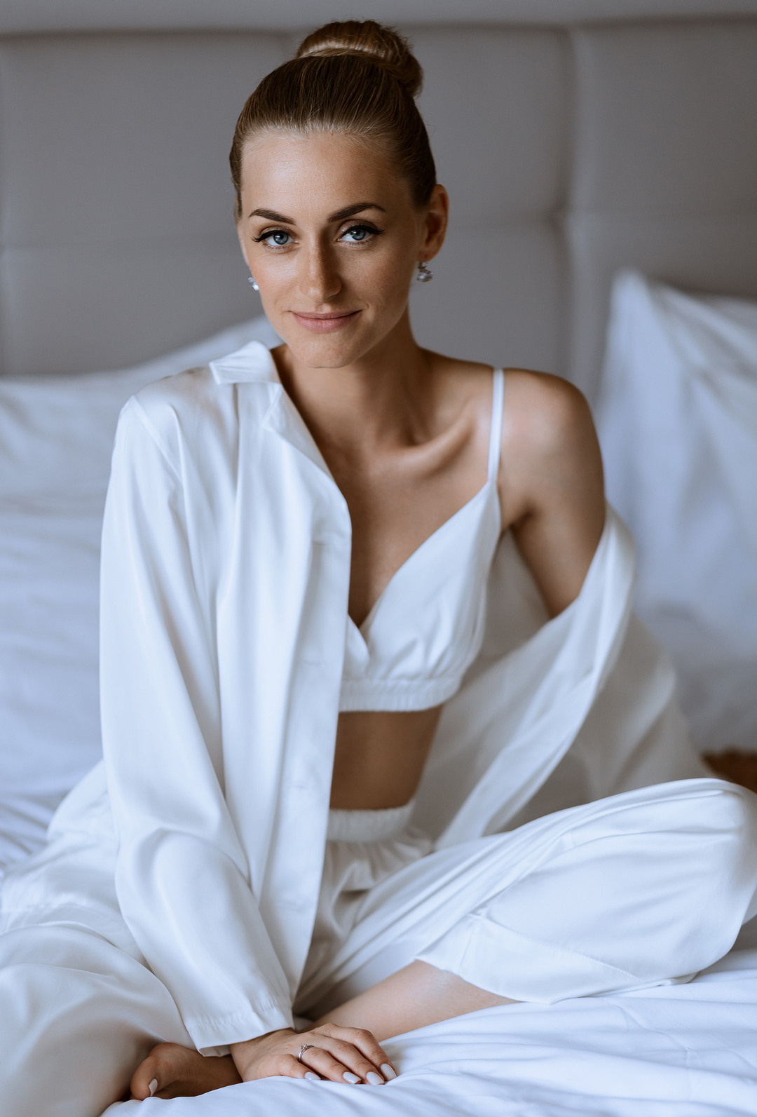  Красивое свадебное платье и летние цветы  