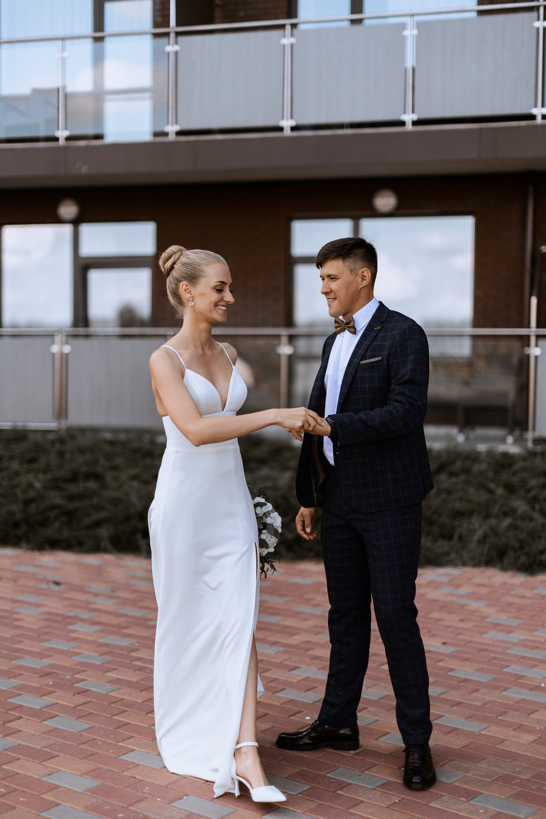  Очаровательная невеста с букетом гортензий и пионов  