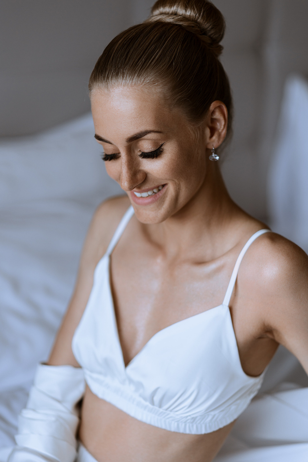  Жених и невеста возле гостиницы Рэдиссон в Москве  