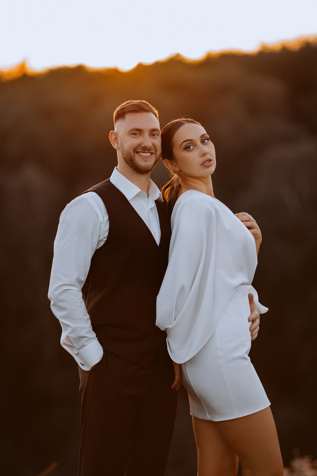  Любовные моменты молодой пары на церемонии