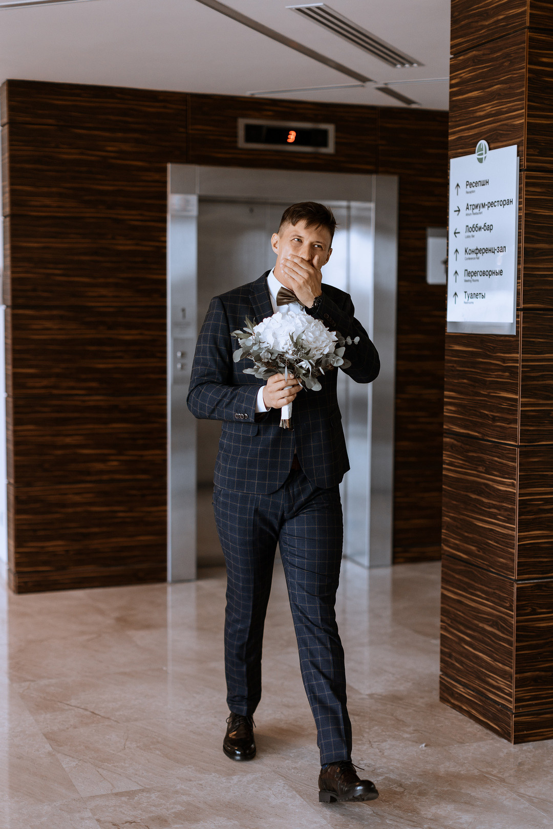  Жених и невеста возле гостиницы Азимут Ярославль  