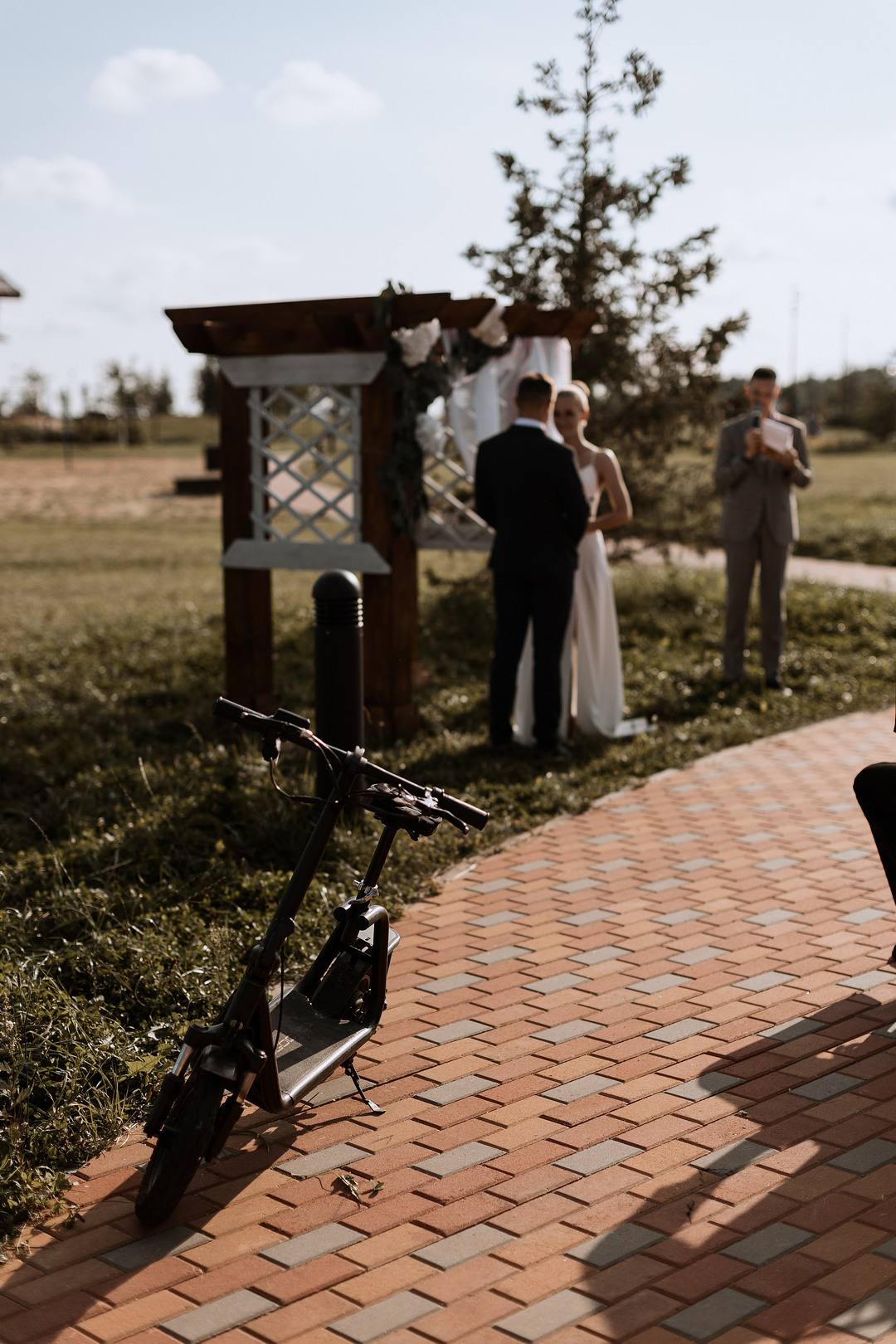  Счастливые молодожены на свадебном банкете