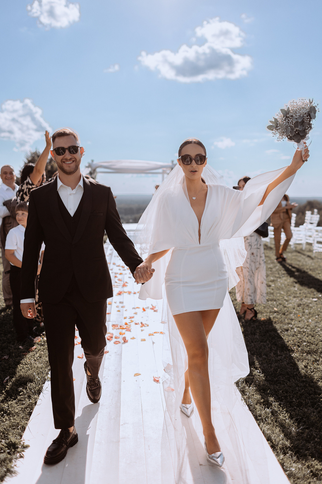  Веселая компания на фоне природы во время свадебной церемонии