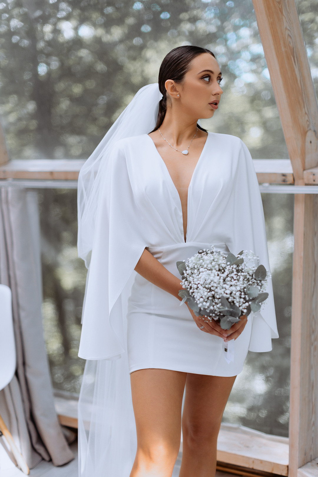 Влюбленные молодожены на фоне заката