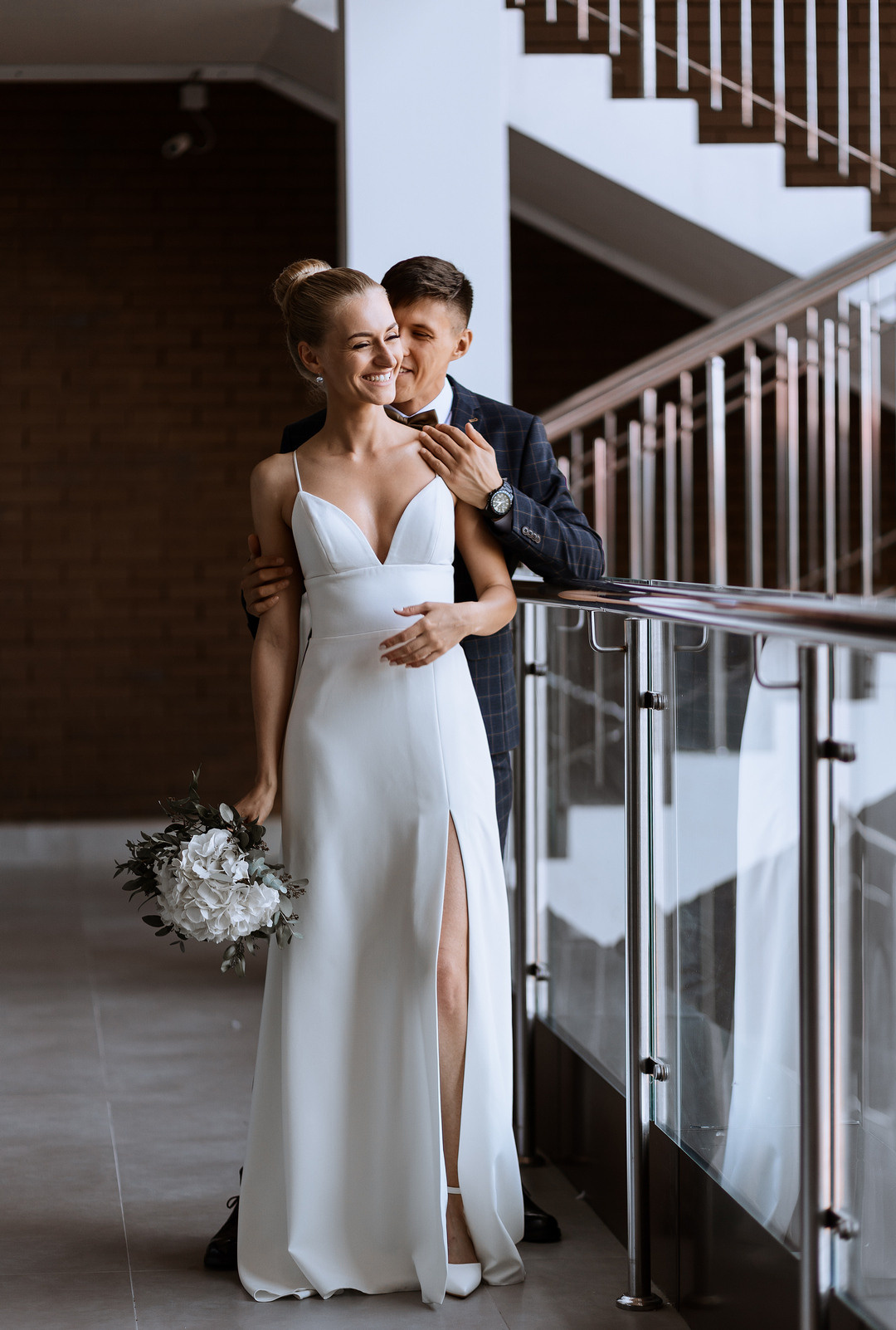  Красивая невеста с букетом гортензий  