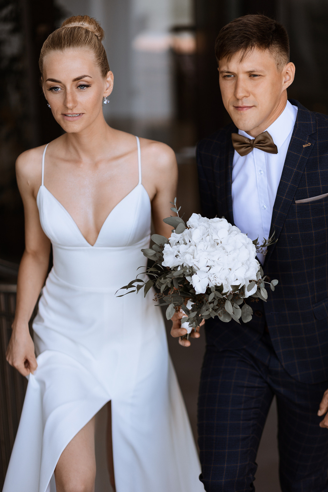  Молодожены у гостиницы Азимут в августе  