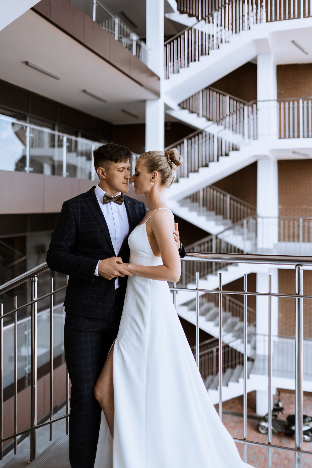  Очаровательная невеста в красивом свадебном платье  