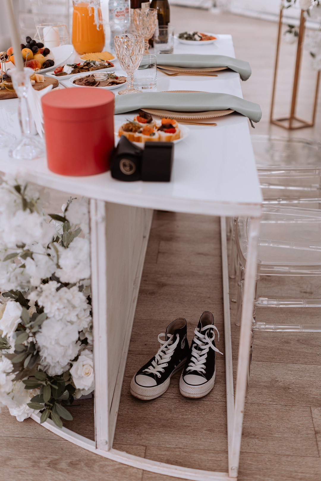  Нежные объятия на фоне живописных пейзажей на свадебной церемонии