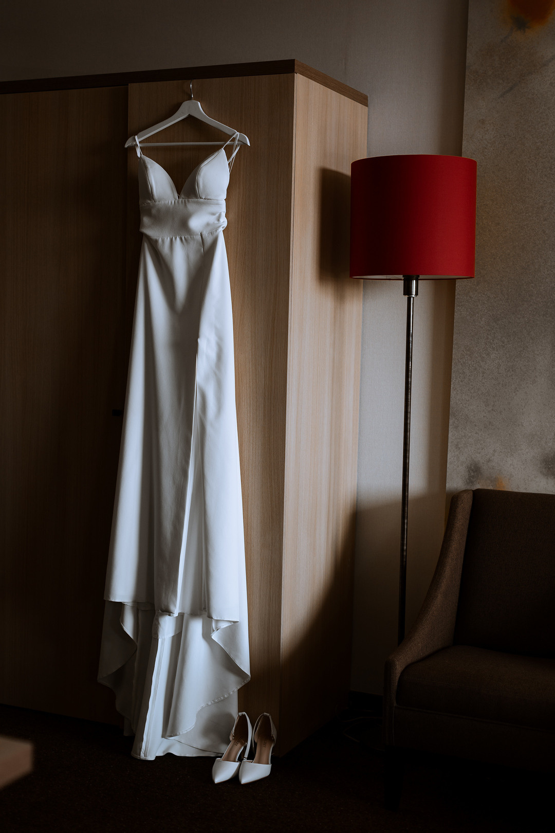  Молодожены в стильном кабриолете около гостиницы Азимут  