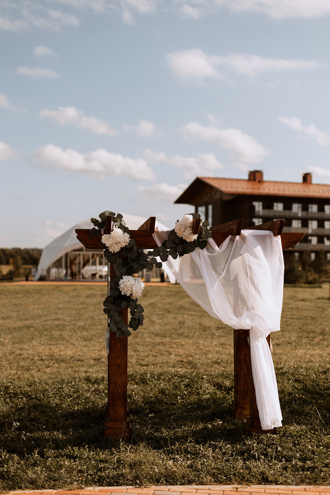  Счастливая молодая пара на банкете