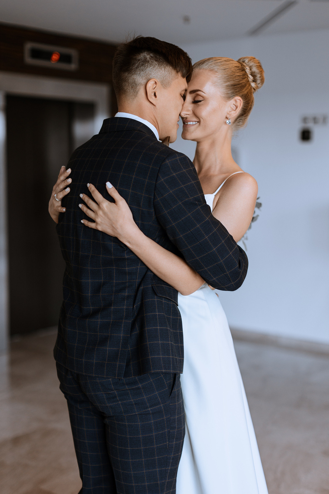  Красивое свадебное платье и летние цветы  