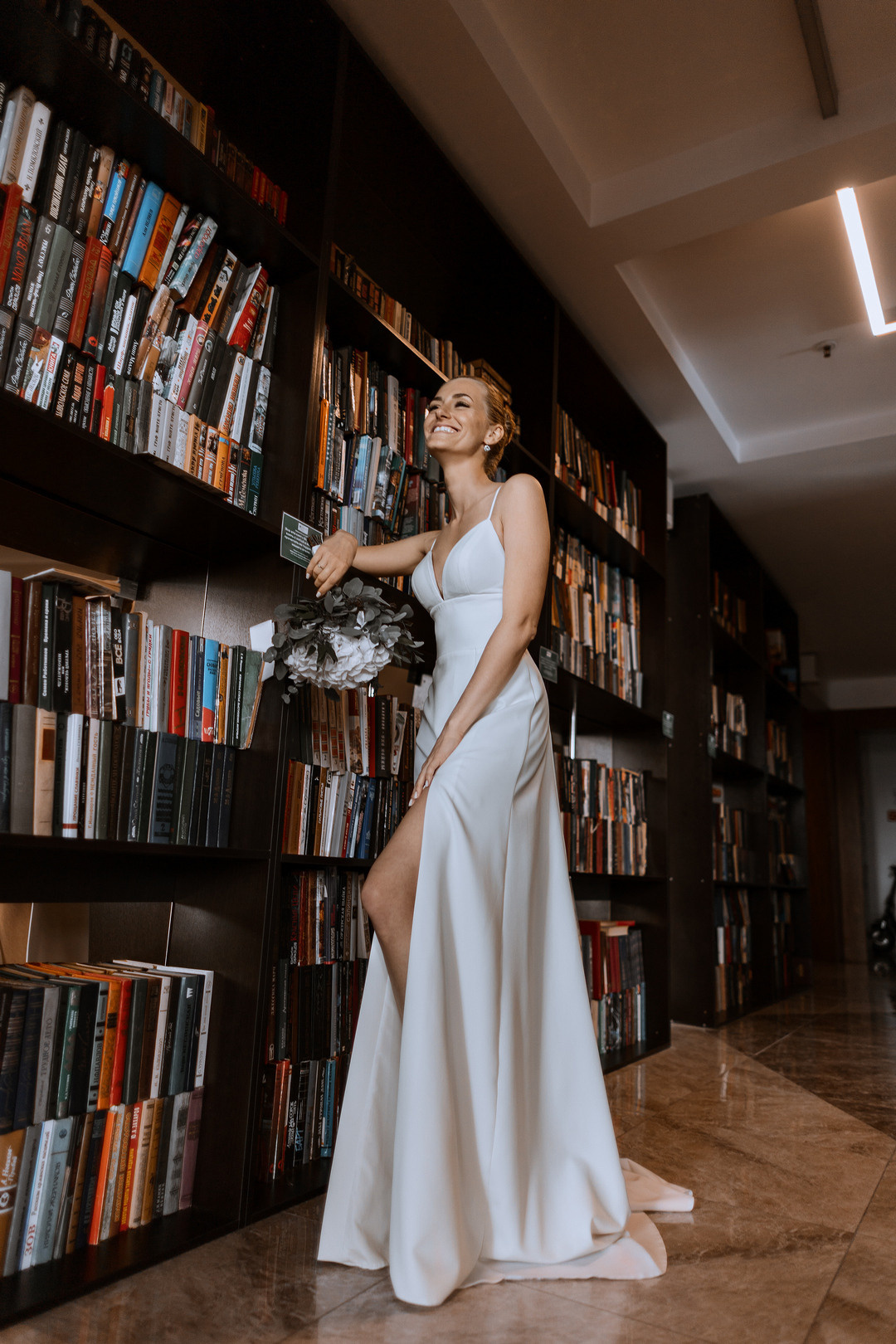  Очаровательная невеста с гортензиями и пионами  