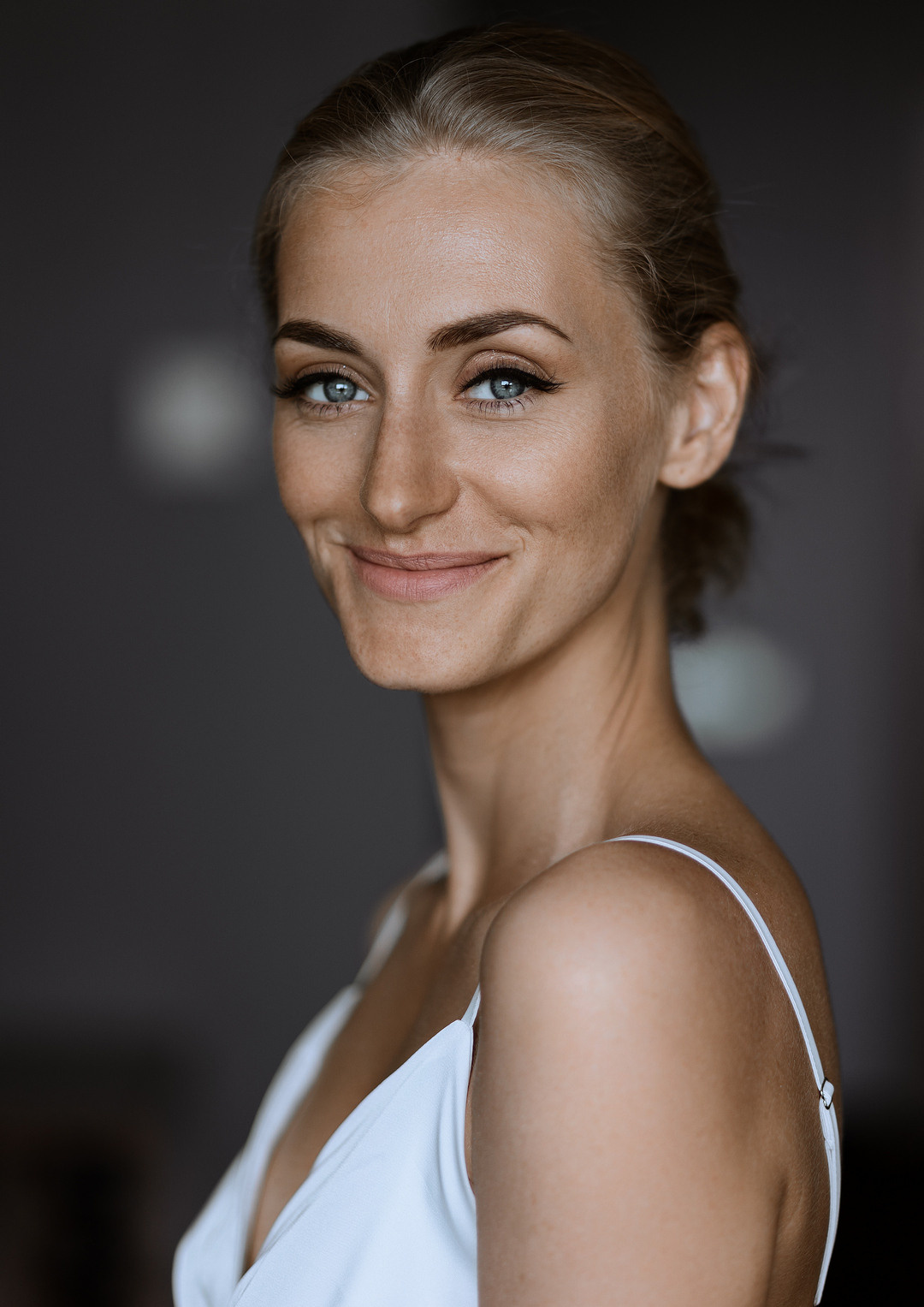  Молодожены в кабриолете возле гостиницы Азимут Ярославль  