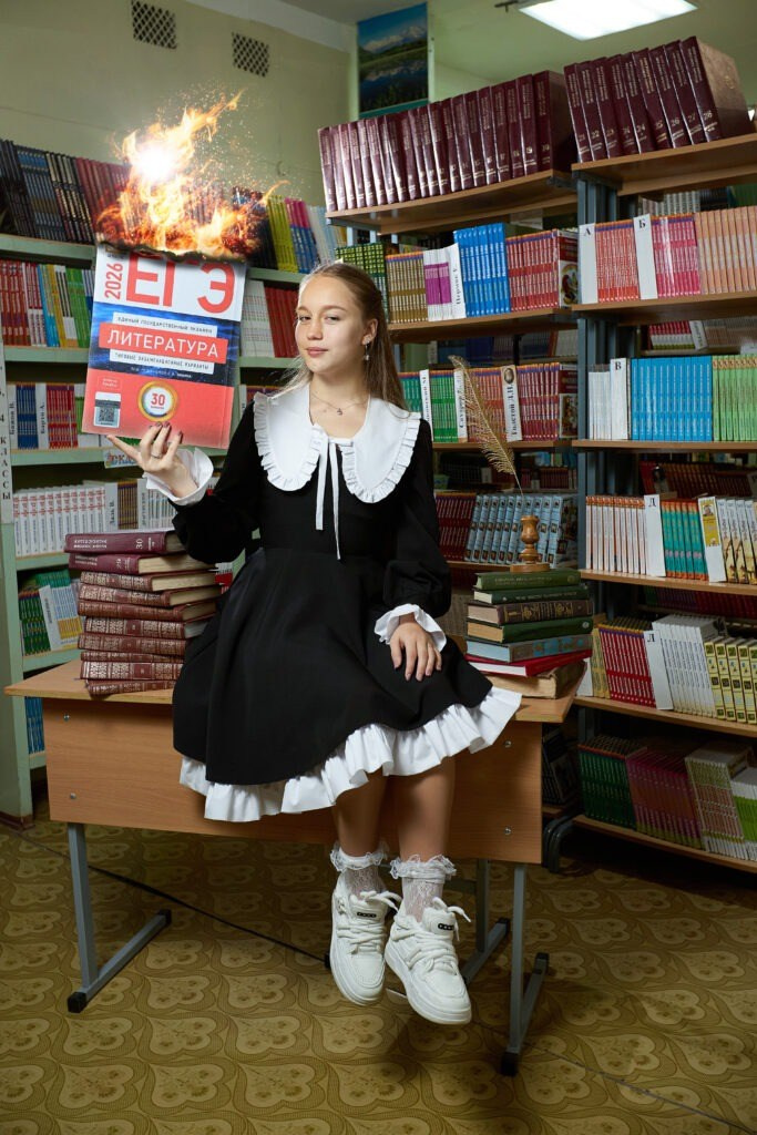Школьный портрет с горящей книгой