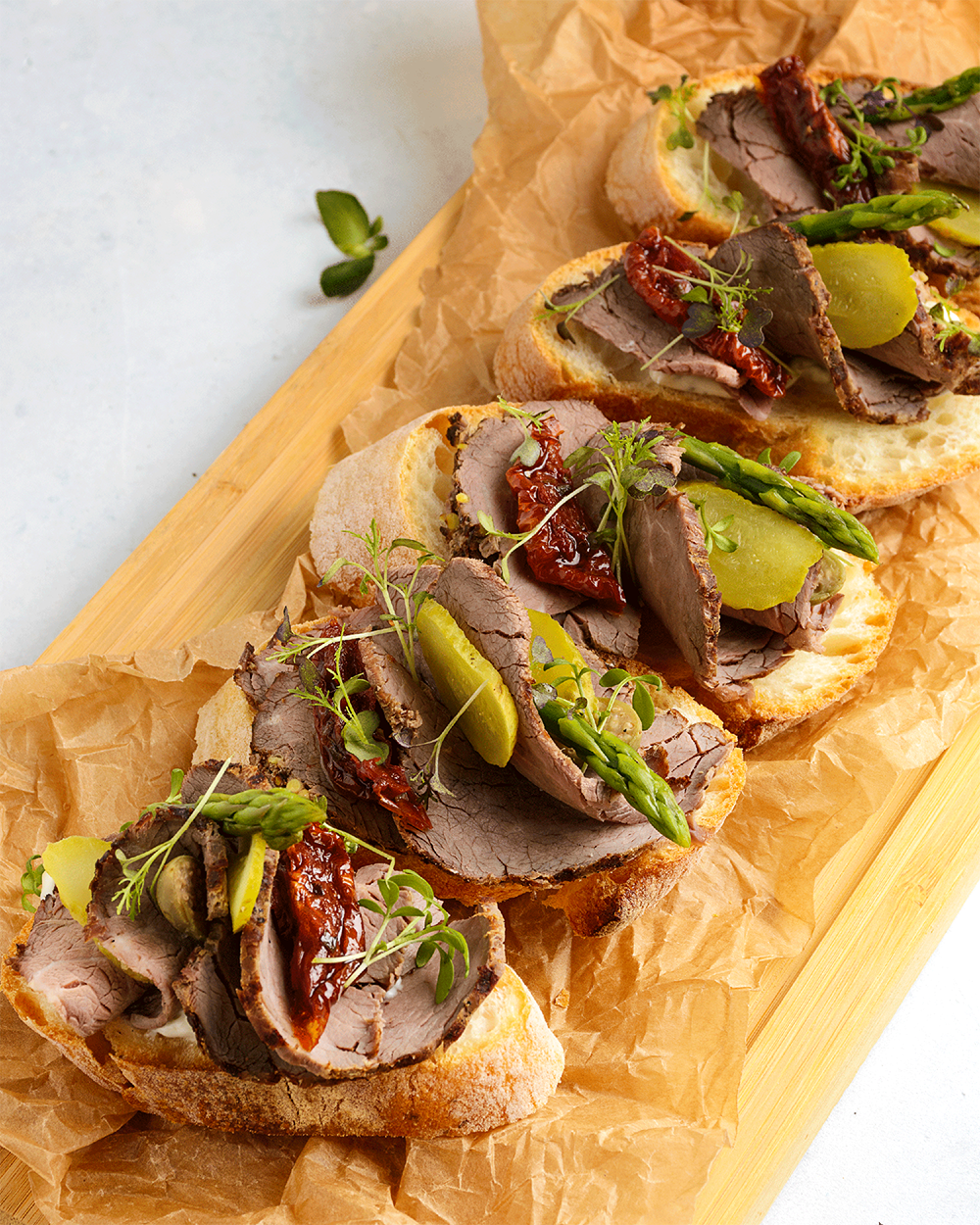 Брускетты с говядиной