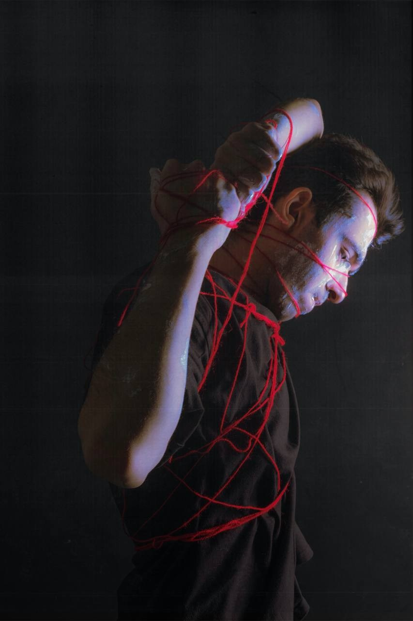 Эмоции. Краска и красные нити. Мари — фотограф и видеограф из Москвы