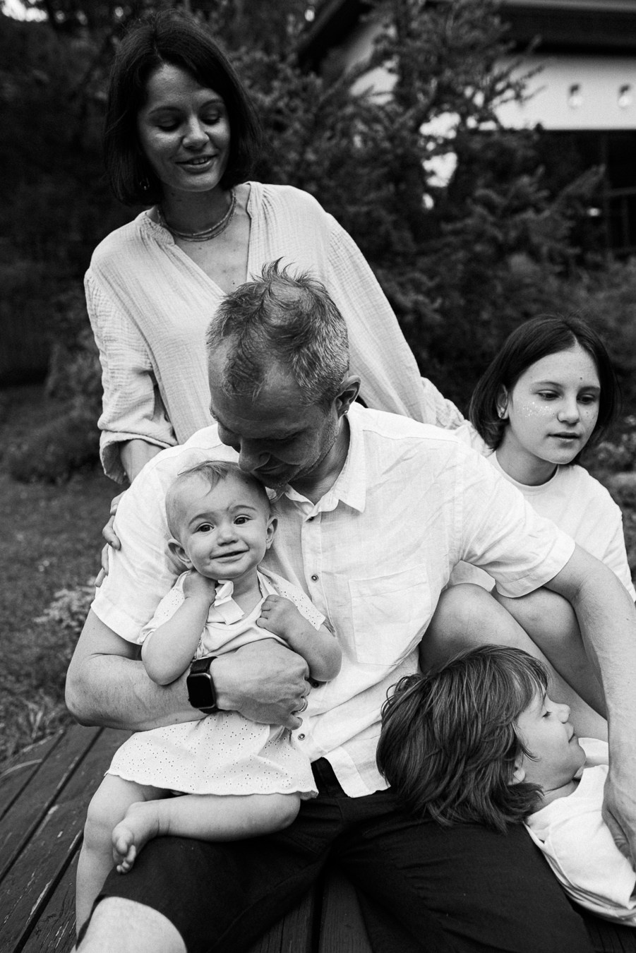 Коля, Ксюша, Саша, Андрей, Кира и бабушки | на даче