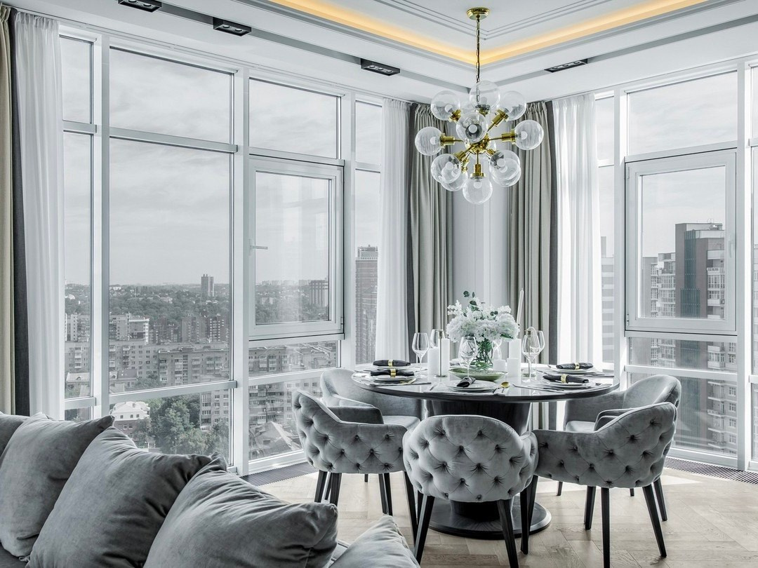 Современная столовая с панорамными окнами и бархатными креслами | Валерия Котович