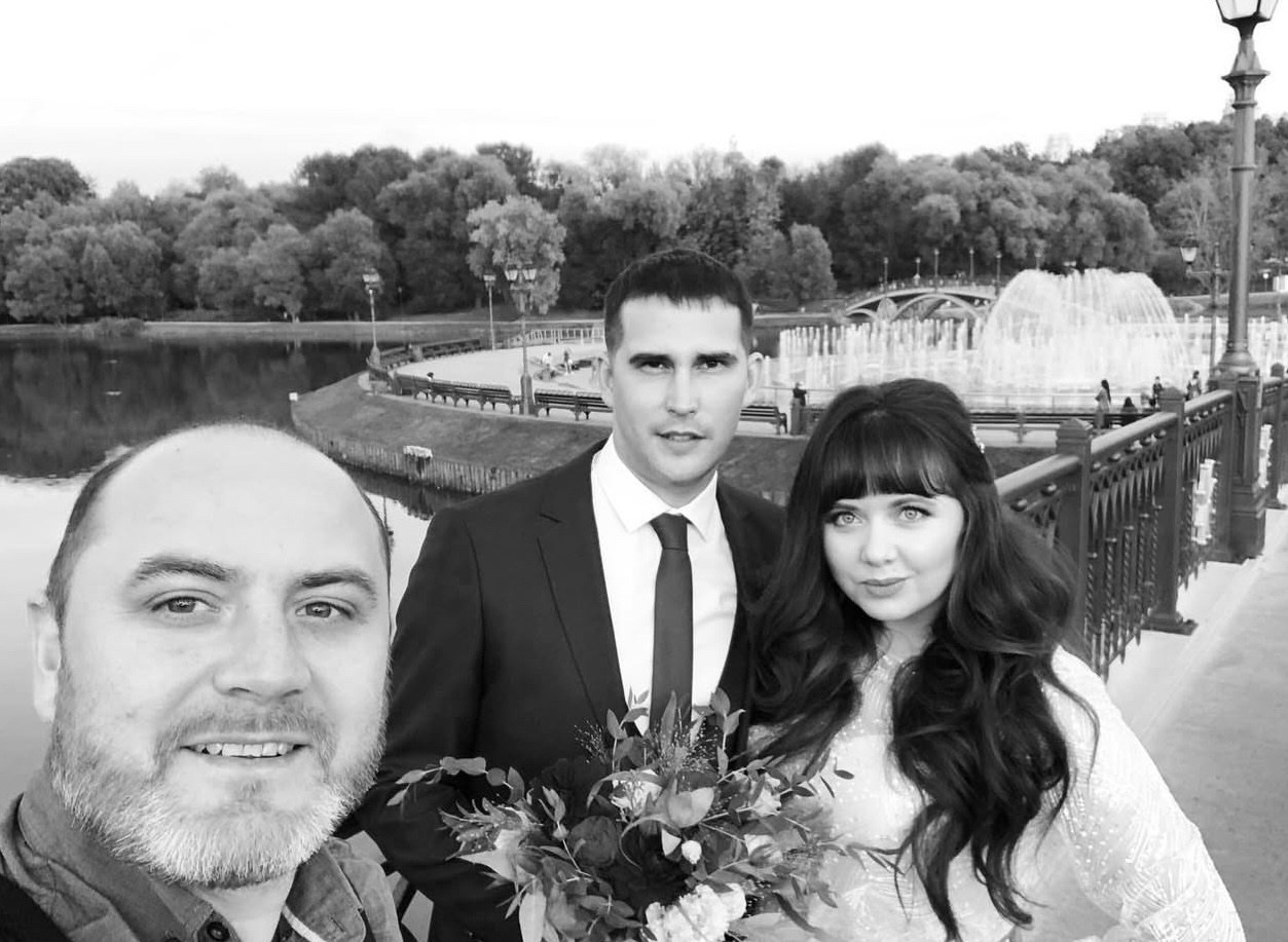 Фотограф в кадре — на протяжении уже 10 лет, по традиции делаю обязательно фото с молодыми!. Свадебный фотограф Александр Абрамов Москва / Зеленоград