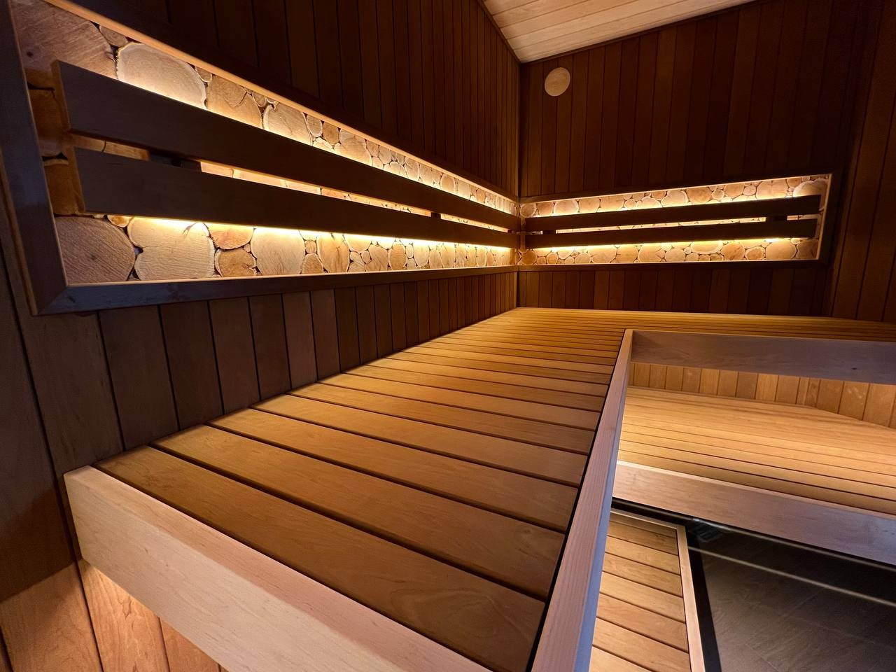 Неправильная форма помещения- не недуг, а преимущество. Парная в Александровской со стеклянным фасадом- явный тому пример. SaunaTopMasters