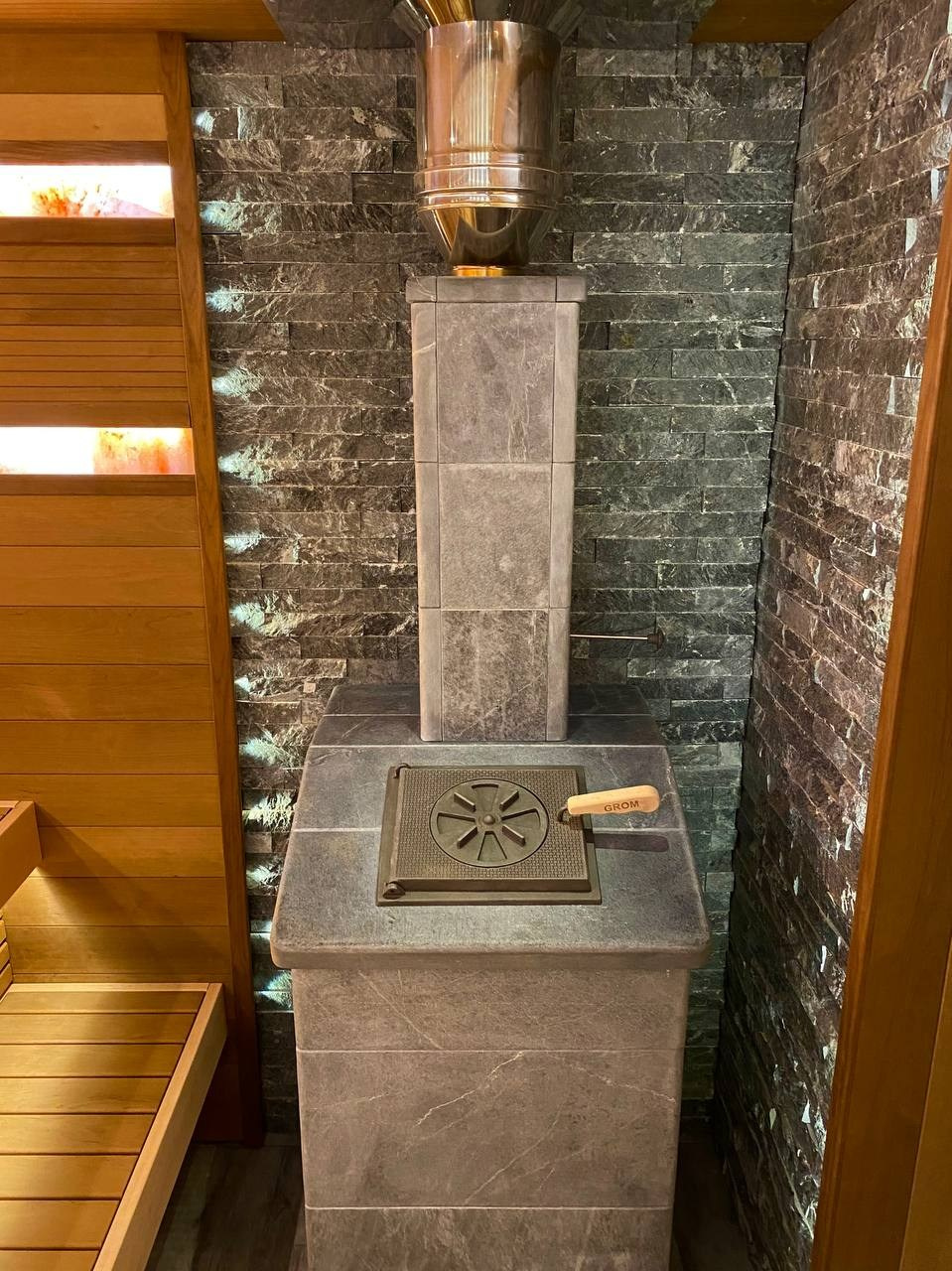 Баня в Домодедово для MBsauna в их фирменном стиле: термоольха, радиальные элементы, солевые линии, оптоволокно и сердце — печь Gefest Grom. SaunaTopMasters