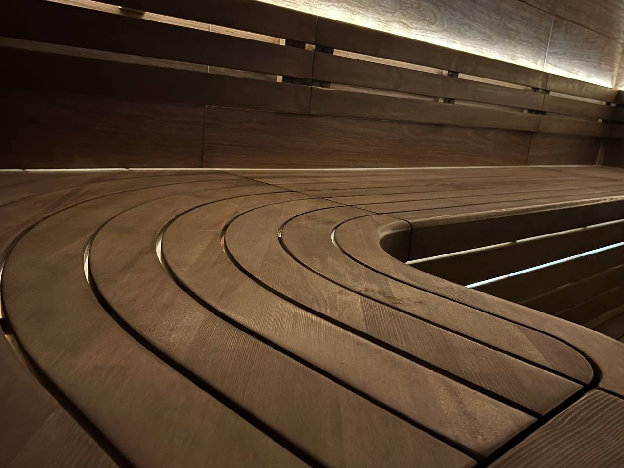 Парная для жителей дома на Крестовском. Уникальный проект, не имеющий аналогов. Панели в на стенах и потолке, канадский кедр, огромный EOS. SaunaTopMasters