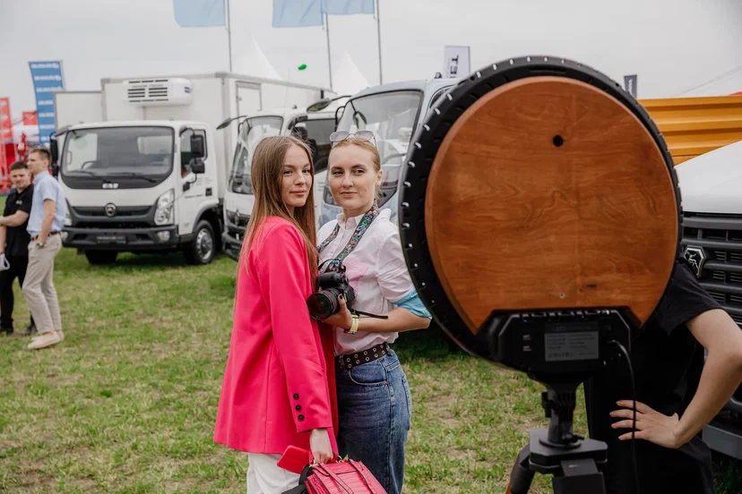 Фото-гиф-стойка в стиле Loft (фотобудка, селфизеркало). Инсталаб Краснодар фото и видео интерактивы на ваше мероприятие