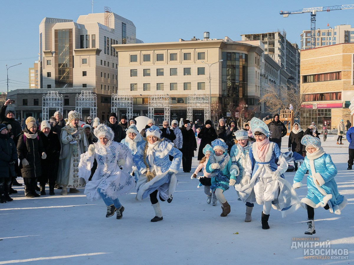 Забег снегурочек