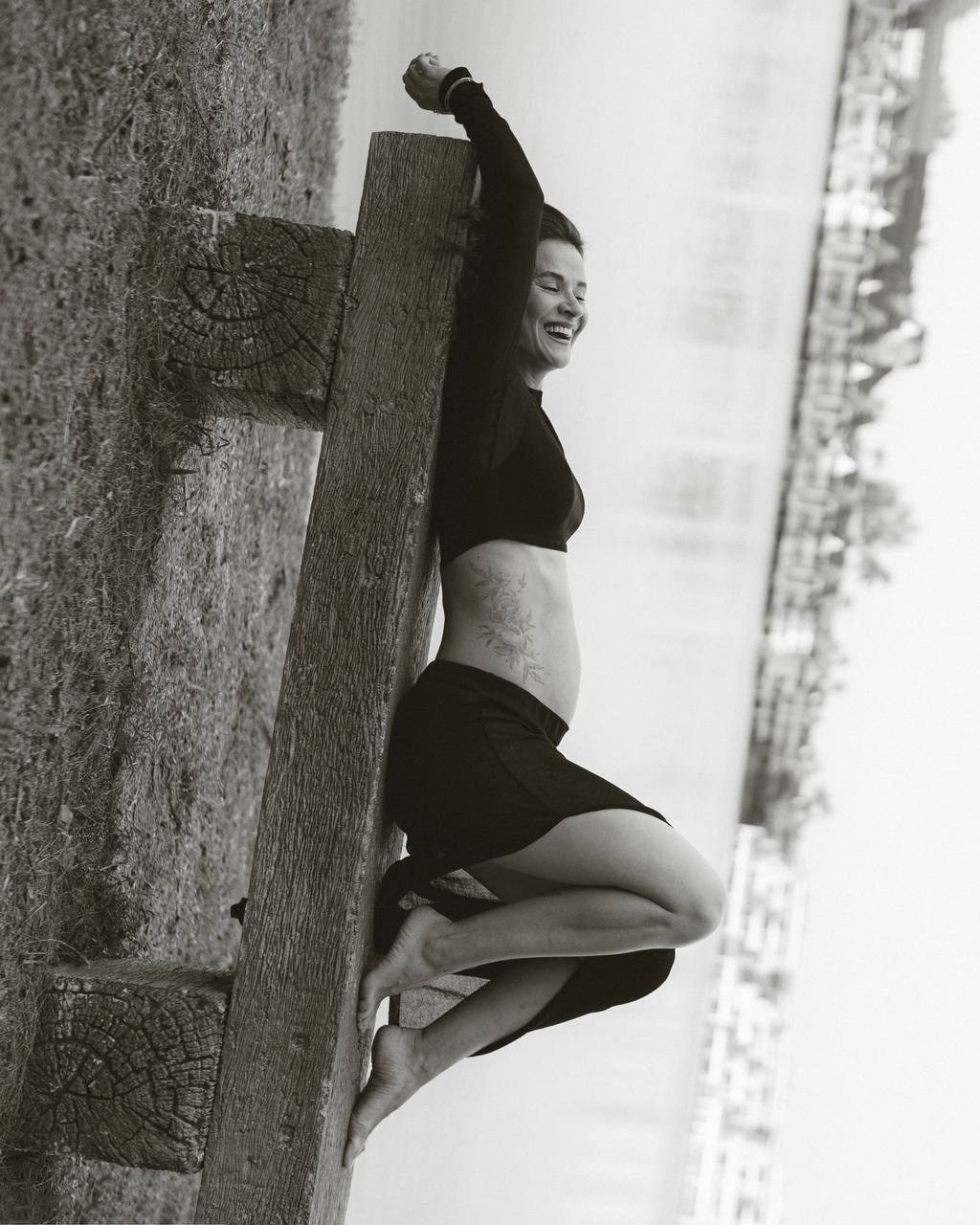 Девушка у деревянного пирса в чёрно-белом кадре