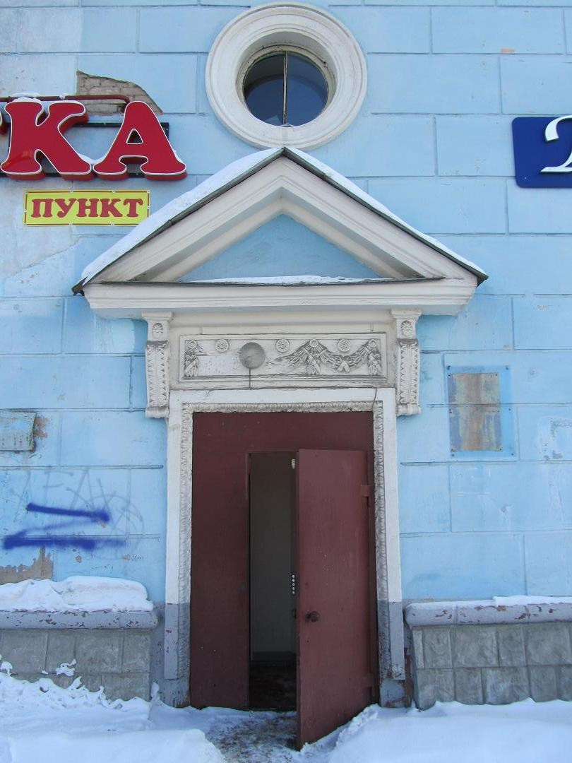 Сняли лепнину, поставили плафон