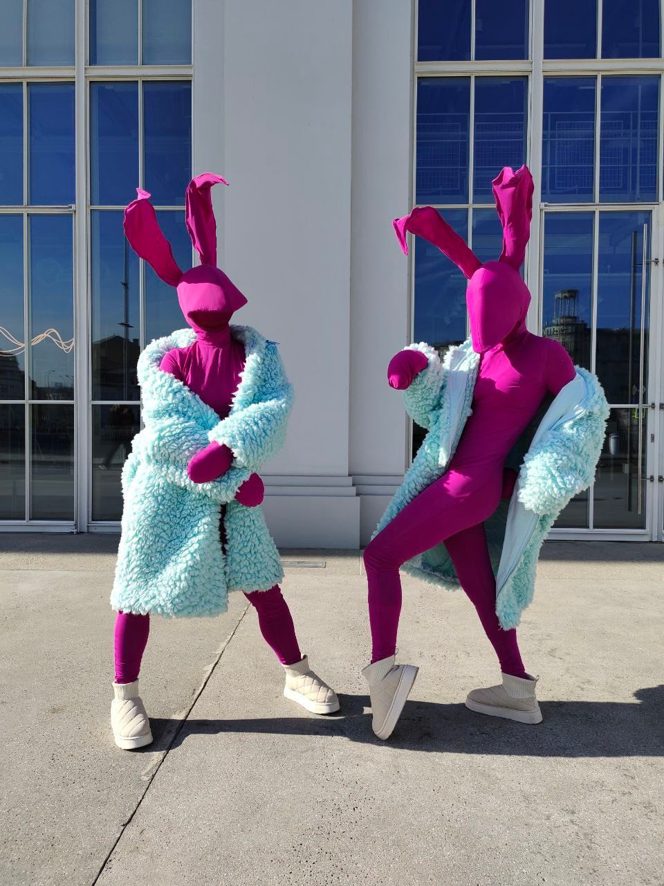 Персонажи Зайчики фуксия в шубках. Мимы и Ходулисты на встречу гостей. Москва