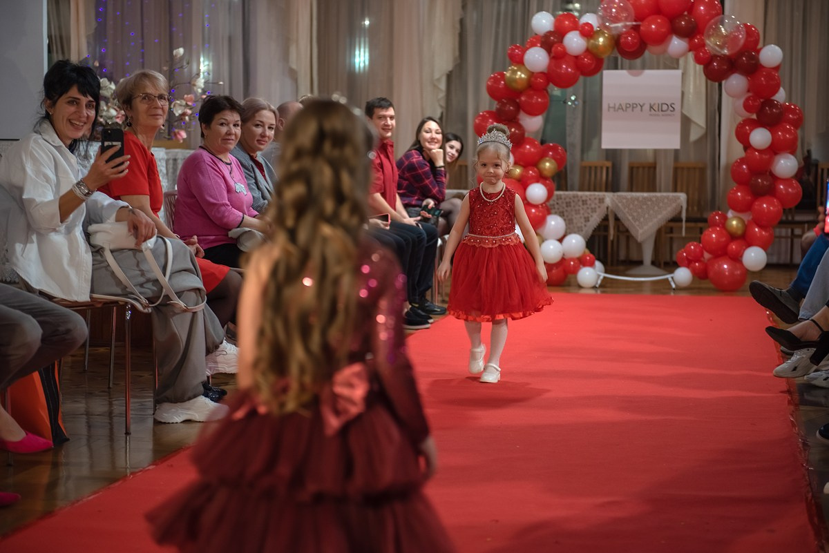 Выпускной в детской школе моделей HAPPYkids 2024. Семейный и коммерческий фотограф в Сочи Александр Бодунов