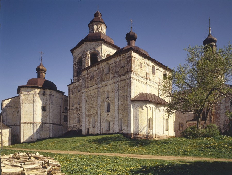 Введенская трапезная церковь, колокольня, церковь Архангела Гавриила. Кирилло-Белозерский м-рь