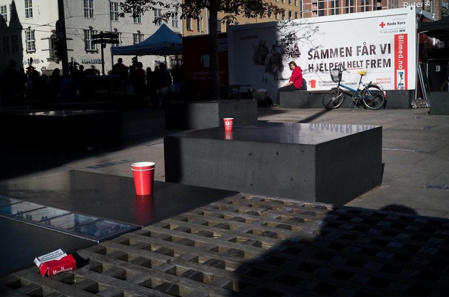  городская сцена, где люди и архитектура формируют графическую композицию