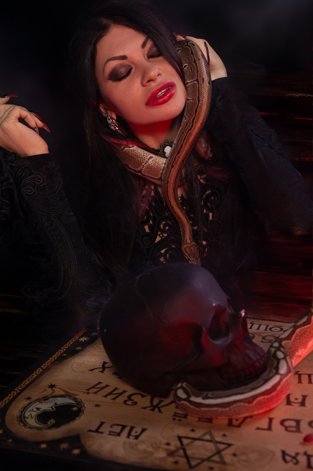 готическая фотосессия ведьмы со змеями, спиритическая доска, черепа