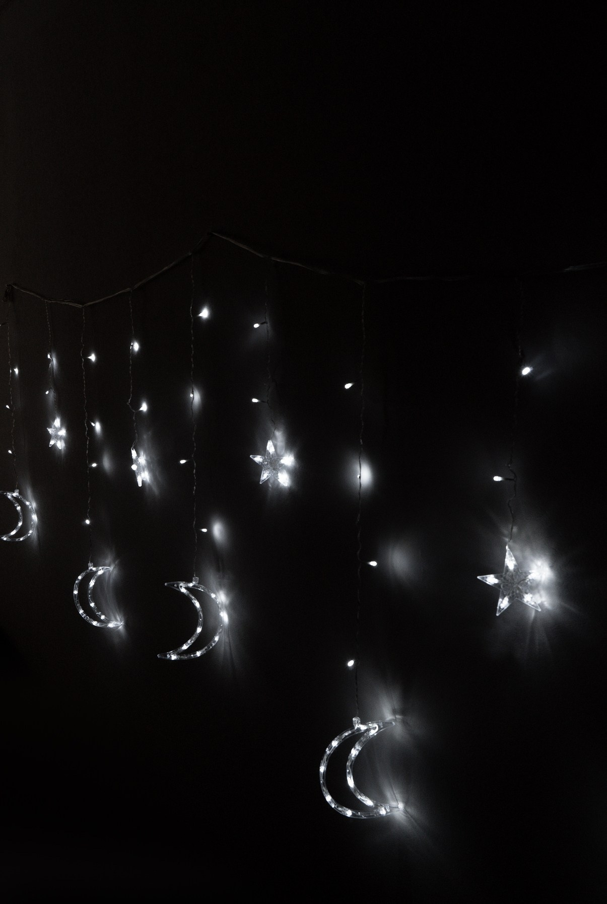 Гирлянда с узорами светится