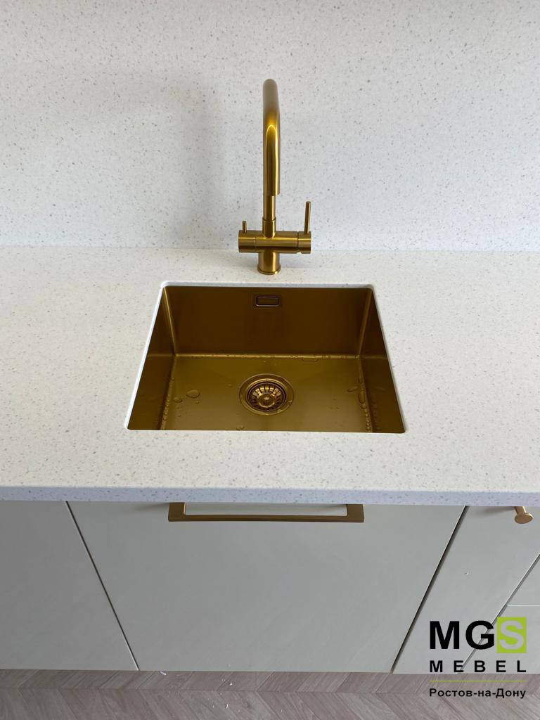 Белая столешница кухонных шкафов