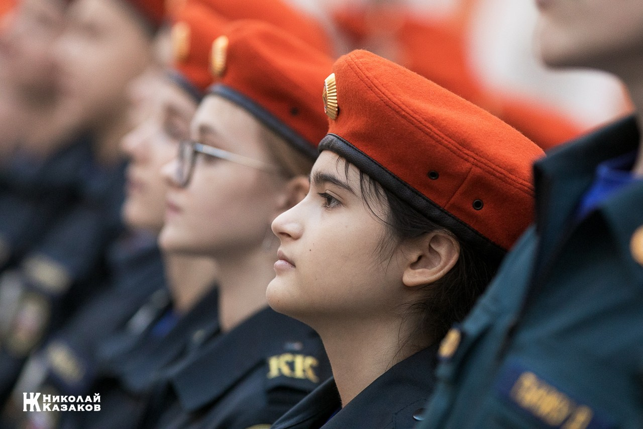 Портрет девушки , воспитаницы кадетского класса МЧС во время торжественного посвящения в кадеты в Атриуме Петропавловской крепости 