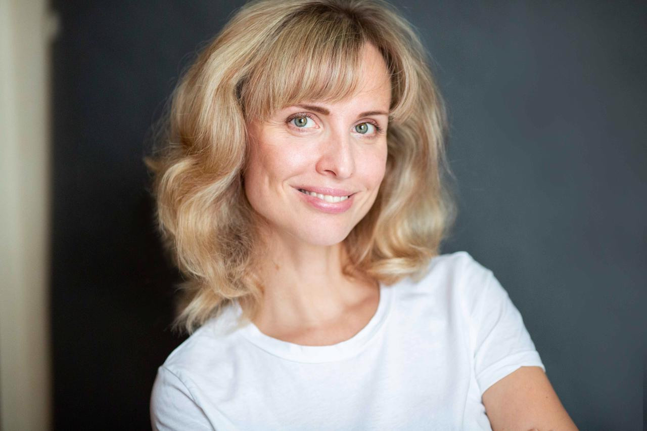 Рада приветствовать Вас на своем сайте! Меня зовут Елена, я - фотограф. Я специализируюсь как на портретной постановочной фотографии, так и на репортажной, будь то деловое или развлекательное корпоративное мероприятие, семейное торжество, детский праздник или теплая дружеская встреча. Фотография для меня - это эмоции, чувства, непередаваемая атмосфера. Возможность на долгие годы запечатлеть то важное, что является неотъемлемой частью нашей жизни! Буду рада сделать для Вас, Ваших коллег и родных красивые, "живые" фото, которые даже спустя долгие годы будут радовать Вас и дарить приятные воспоминания.