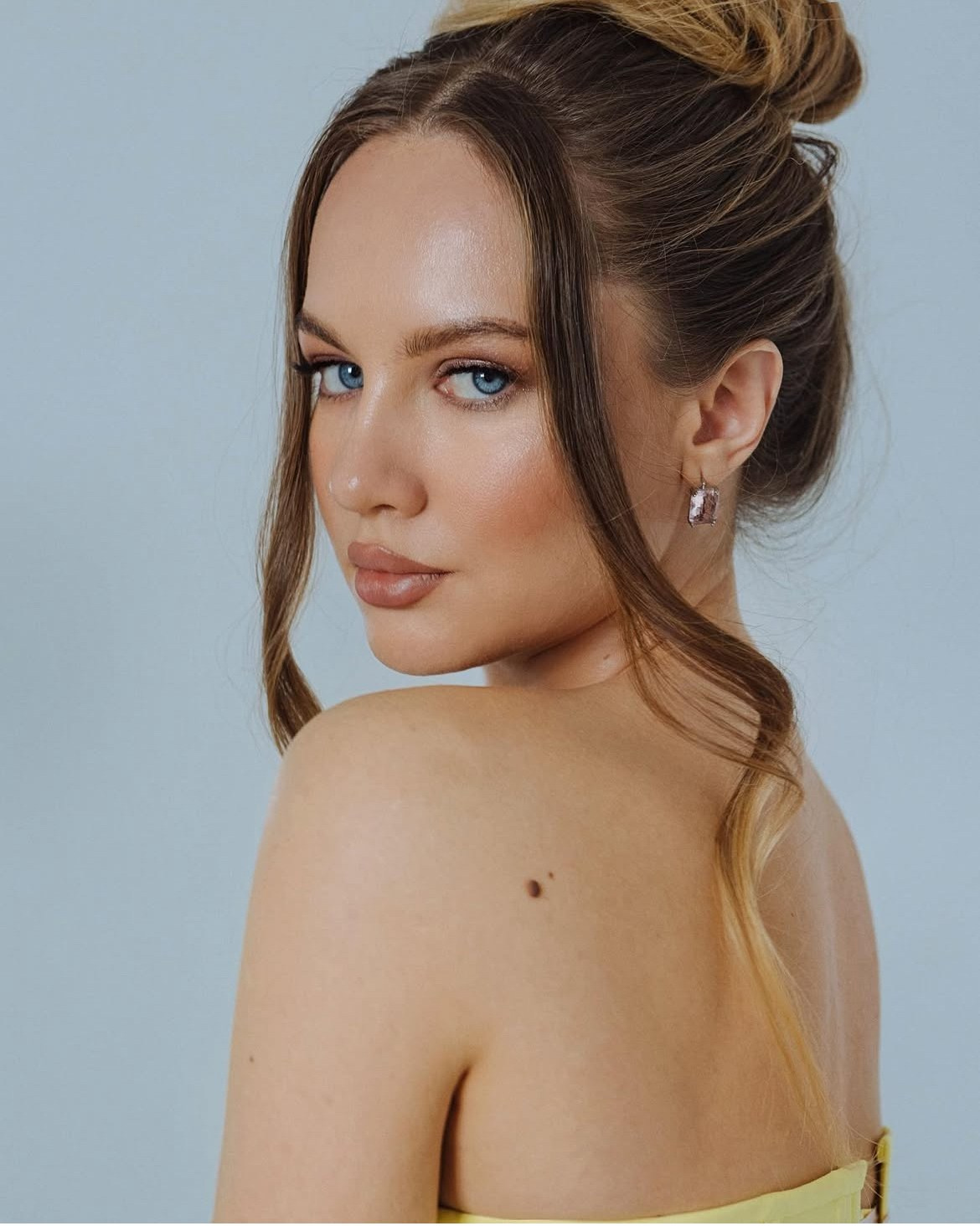 Портрет девушки модели с голубыми глазами