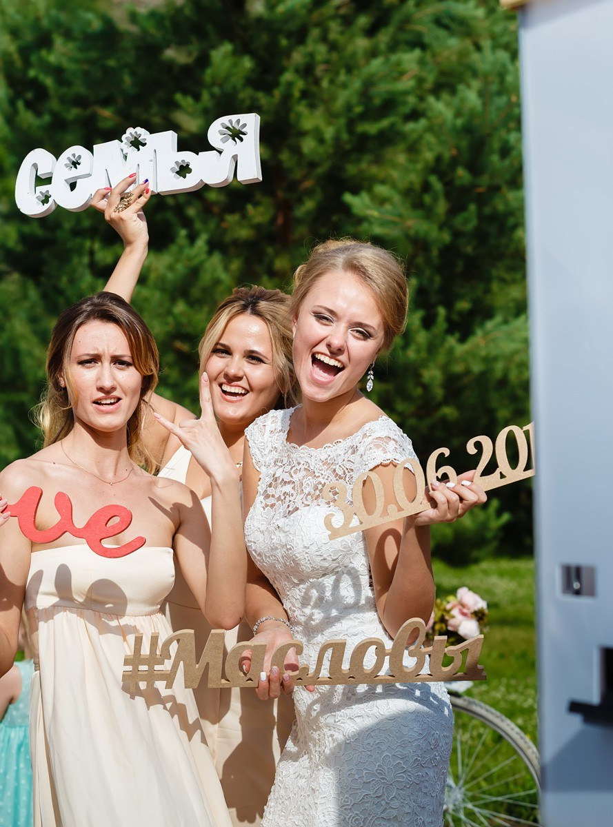 Аренда прокат фотобудки в Красноярске фотозона на мероприятие Свадьбу праздник День рождения выпускной корпоратив фотокабина цена стоимость заказать забронировать описание услуги ведущий тамада моментальная печать фотографий причёска макияж платье невеста