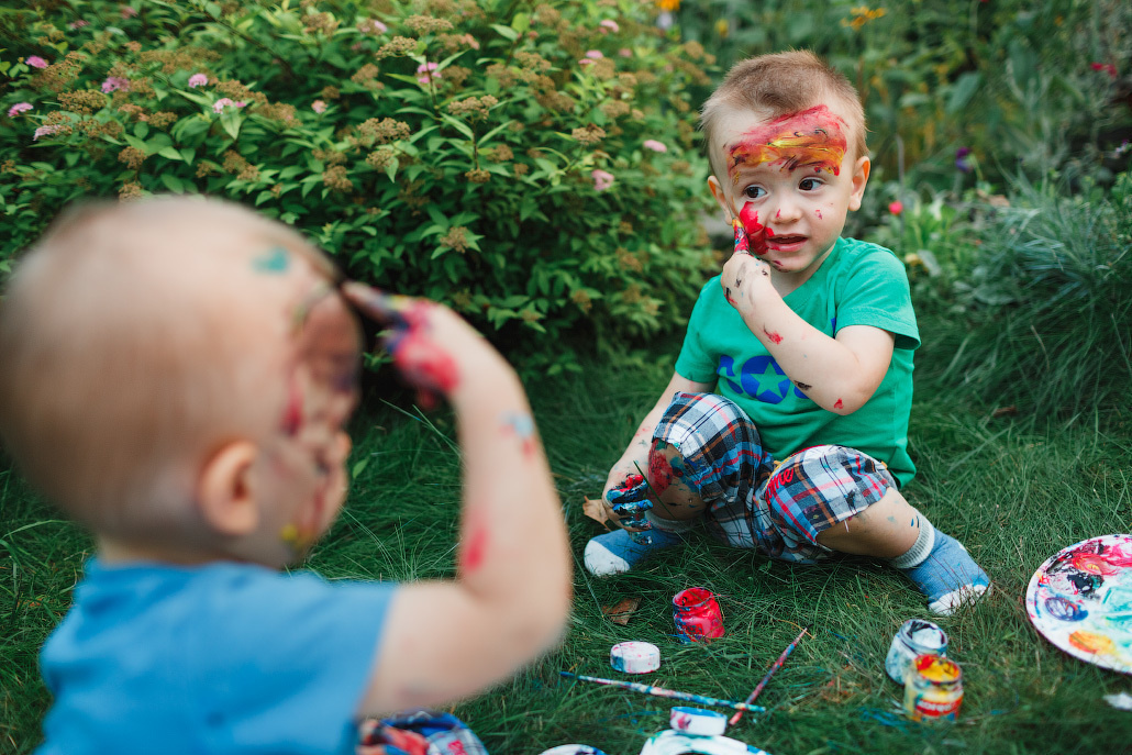 Семейная фотосессия двух братьев на даче. Фотограф в Москве Татьяна Байкова
