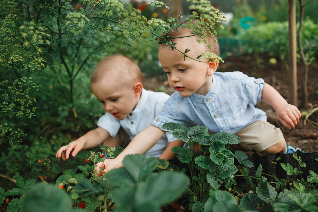 Семейная фотосессия двух братьев на даче. Фотограф в Москве Татьяна Байкова
