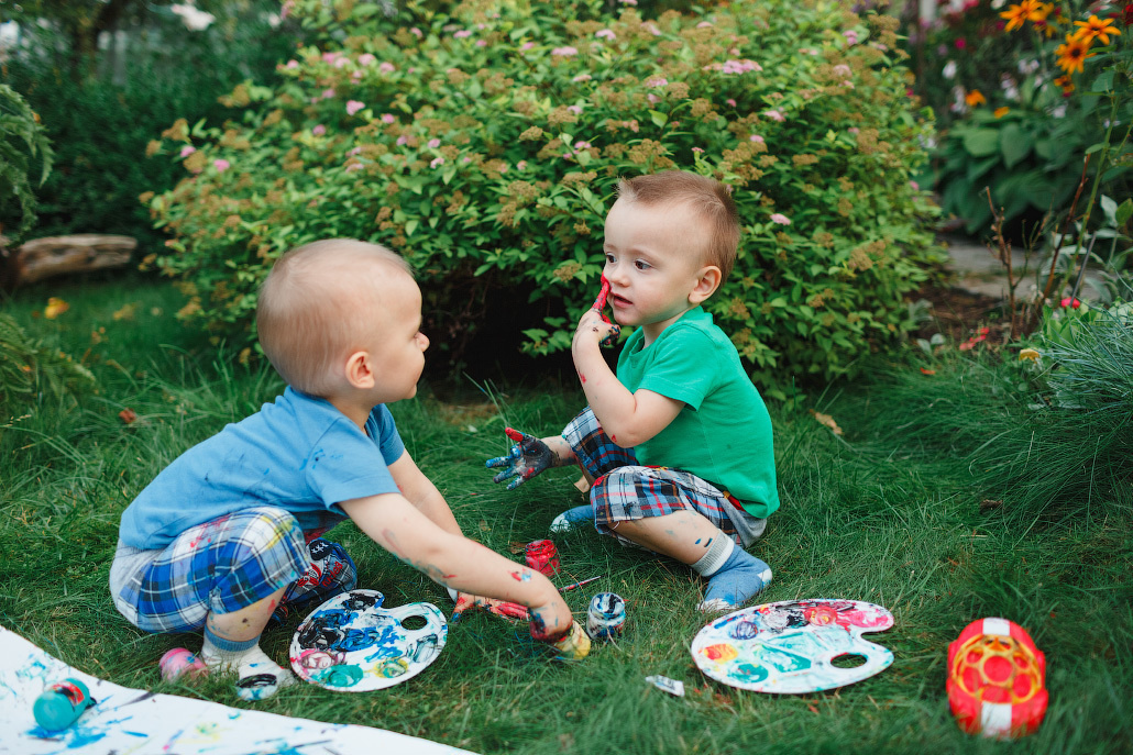 Семейная фотосессия двух братьев на даче. Фотограф в Москве Татьяна Байкова