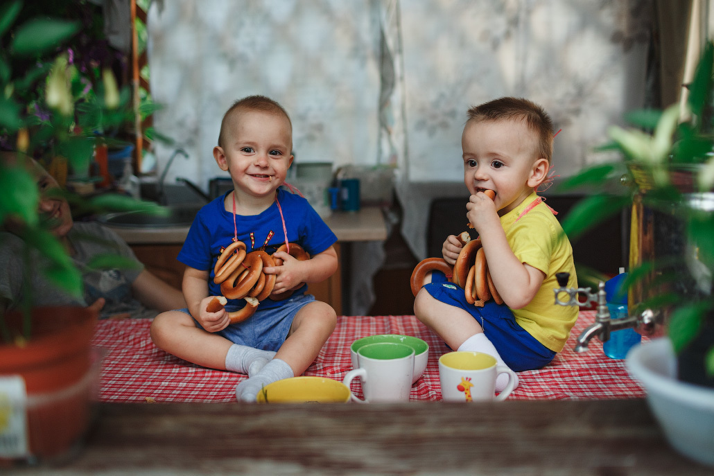 Семейная фотосессия двух братьев на даче. Фотограф в Москве Татьяна Байкова