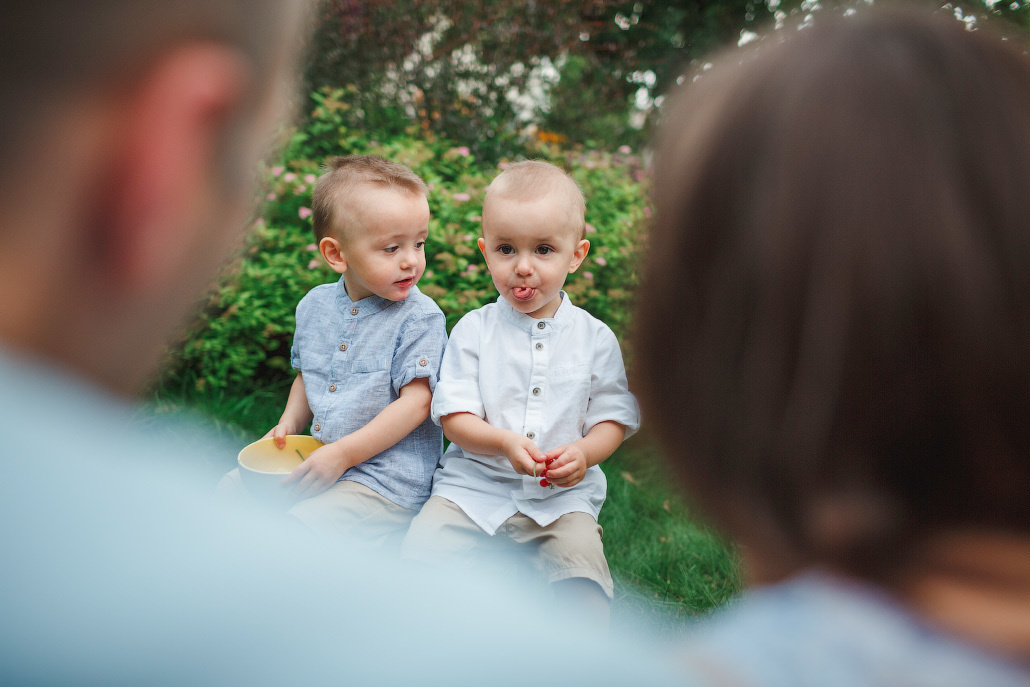 Семейная фотосессия двух братьев на даче. Фотограф в Москве Татьяна Байкова