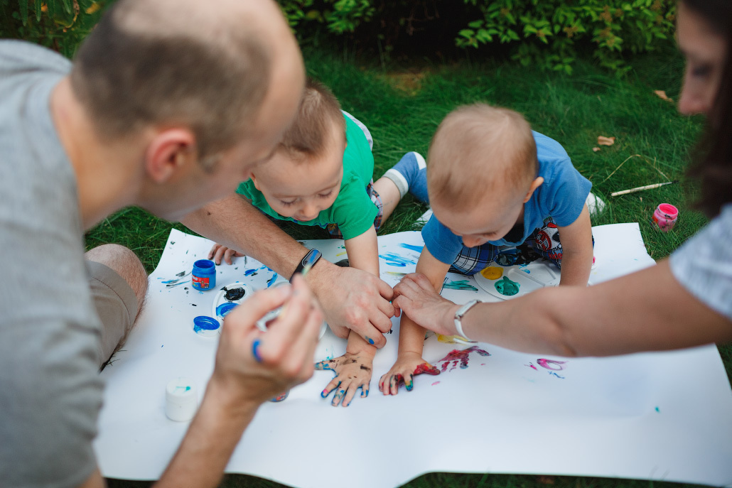 Семейная фотосессия двух братьев на даче. Фотограф в Москве Татьяна Байкова