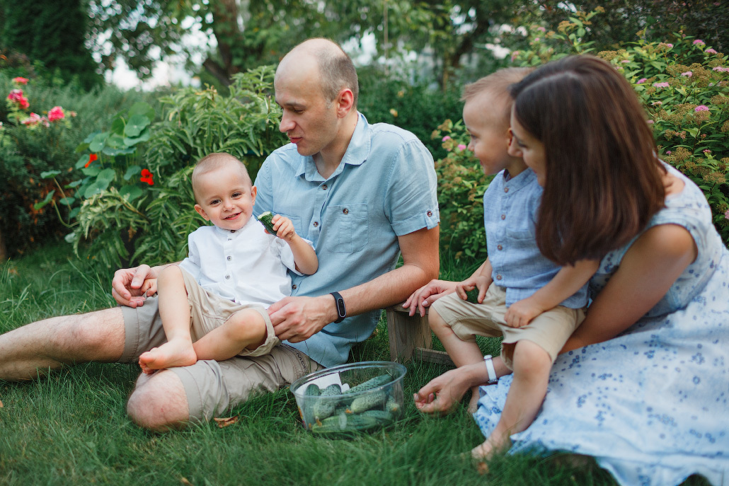 Семейная фотосессия двух братьев на даче. Фотограф в Москве Татьяна Байкова